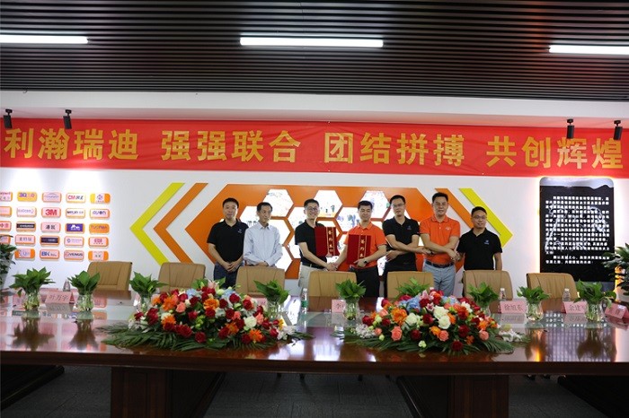 The signing ceremony for the strategic cooperation between Lihan Machinery and Ruidi Intelligent was grandly held