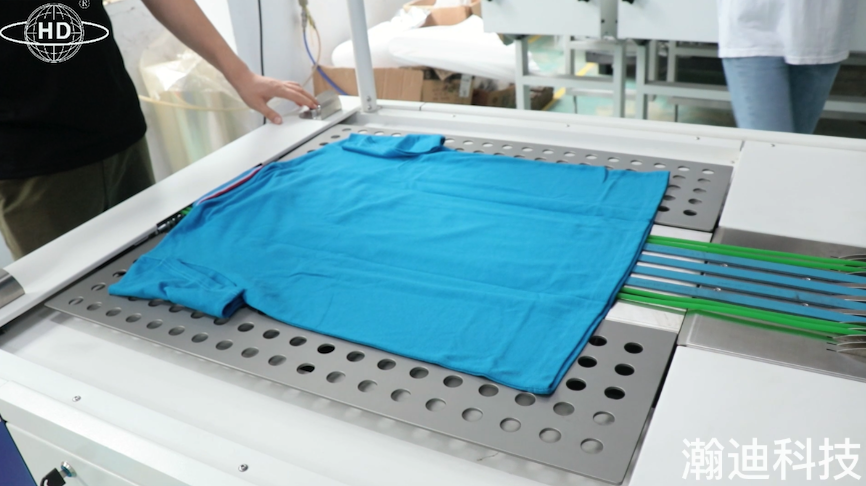 Intelligent clothing folding machine effectively solves the problem of clothing packaging efficiency